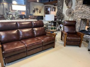 🏈 Superbowl Sunday is almost here! 🏈 Who are you cheering for this weekend? The Los Angeles Rams or the Cincinnati Bengals. Win big either way with these gorgeous leather sofas, recliners, sectionals, and more! These pieces are available for you to Take Home Today in time for the big game and you can score big during our Love Your Home Sale: https://www.furnitureofdalton.com/love-your-sale
#superbowl2022 #superbowlsunday #leatherfurniture #sectional #recliner