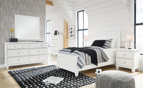 Fortman - 8 Pc. - Dresser, Mirror, Chest, Twin Panel Bed, 2 Nightstands - White