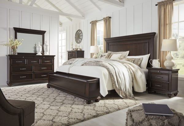 Brynhurst - Dark Brown - 8 Pc. - Dresser, Mirror, Chest, Queen Panel Bed with Storage Bench, 2 Nightstands