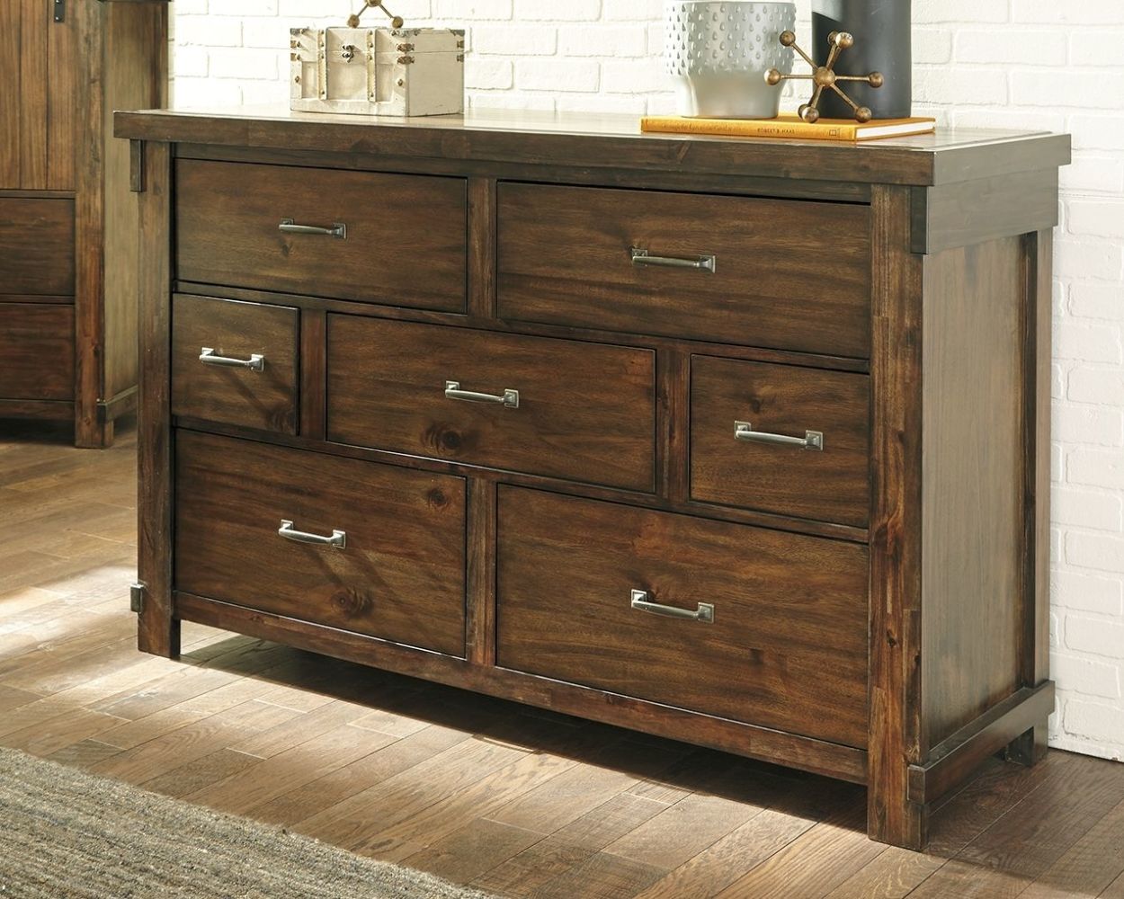 Lakeleigh – Brown – 5 Pc. – Dresser, Mirror, Queen Upholstered Bed B718/31/36/157/154/96