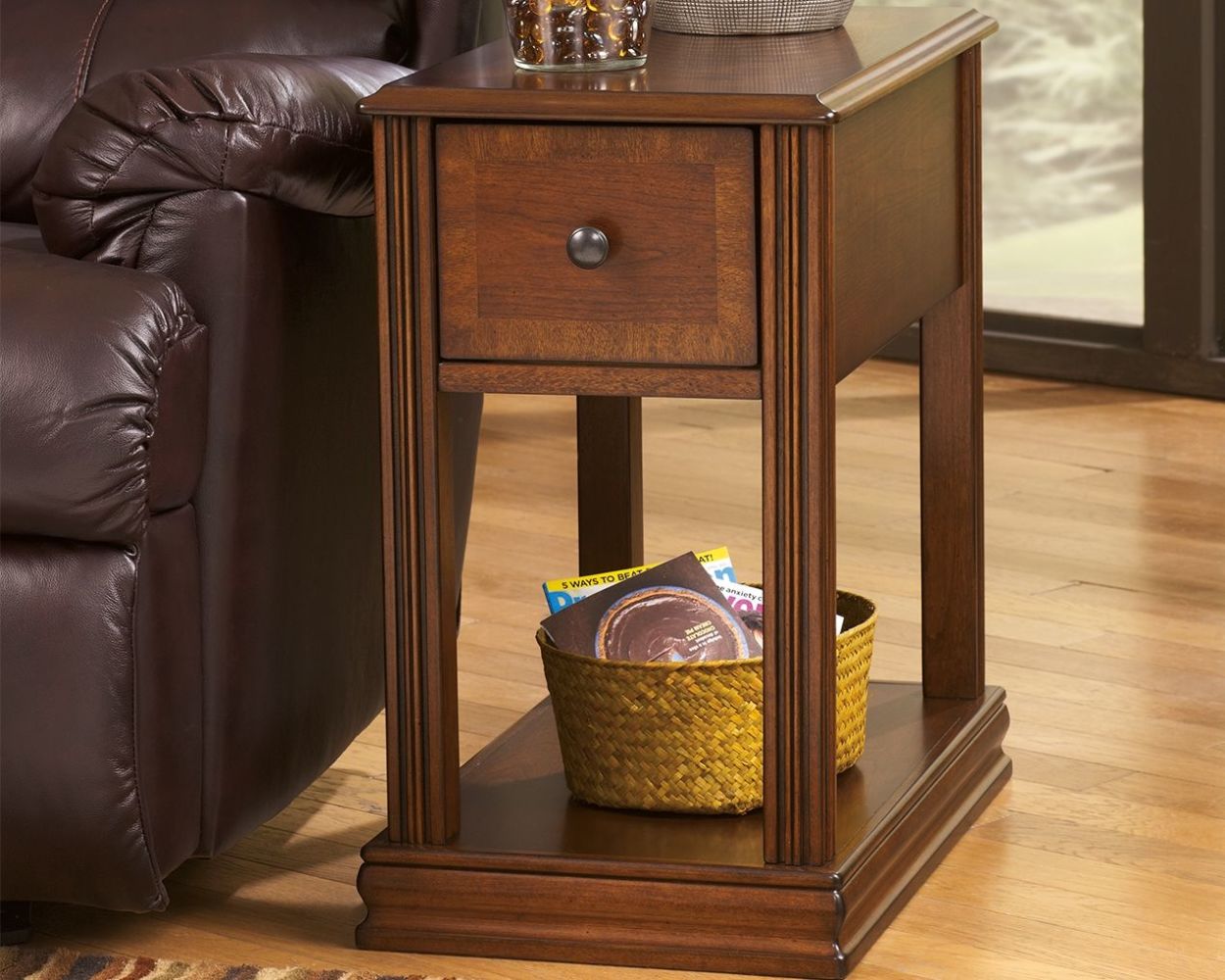 Breegin – Brown – Chair Side End Table – Removable Tray T007-527