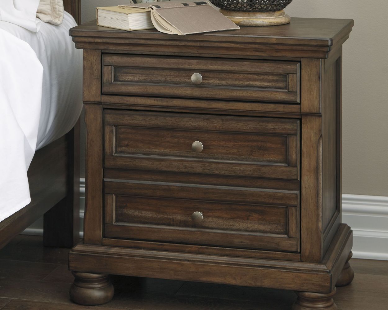 Flynnter – Medium Brown – 6 Pc. – Dresser, Mirror, Queen Panel Bed, Nightstand B719/31/36/57/54/96/92