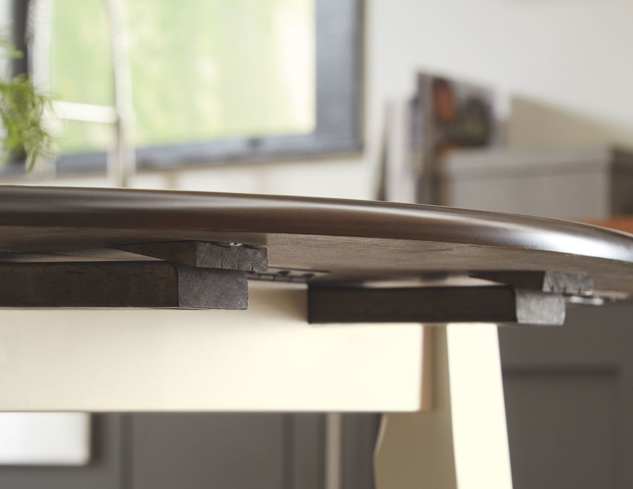 Woodanville – Cream / Brown – Round Drm Drop Leaf Table D335-15